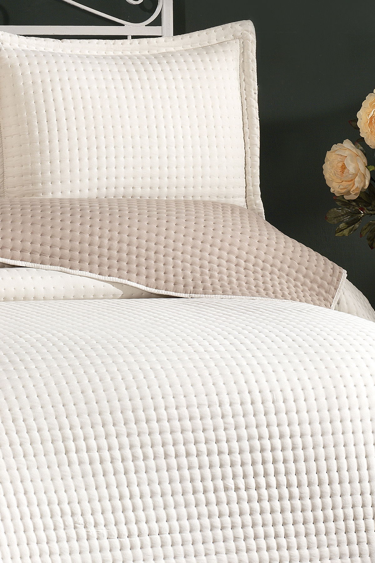 Elisa Dolgulu Çift Taraflı Çift Kişilik 240x260 Cm Yatak Örtüsü Krem - 5