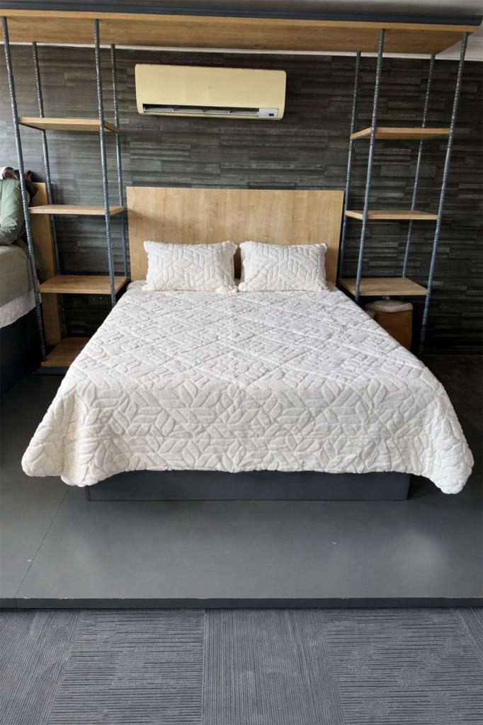 Lisome Çift Kişilik Pelüş Yatak Örtüsü 220x240 cm Krem - 1