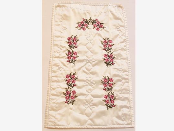 Pembe Papatya Nakışlı Saten Seccade - Çeyiz Diyarı