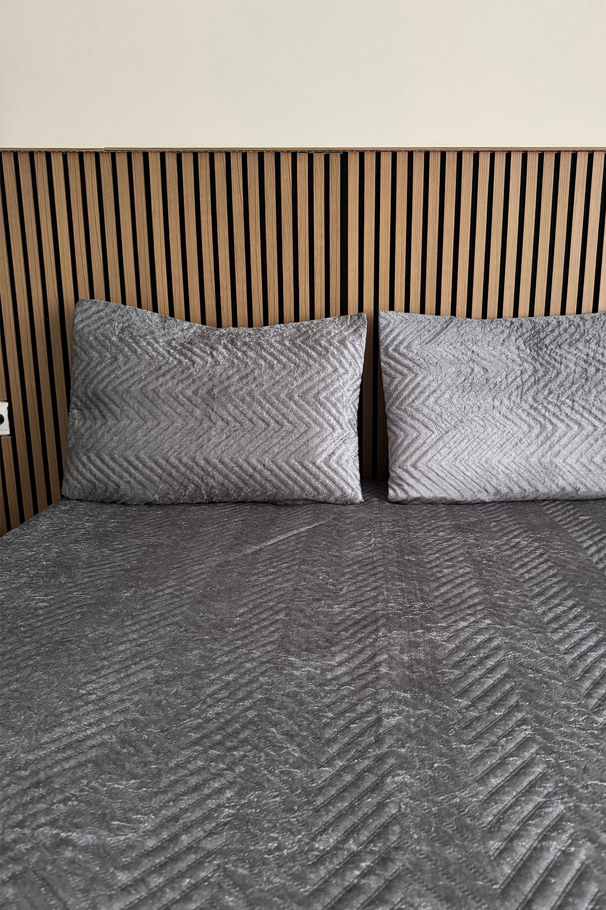 Velica Çift Kişilik Kadife Yatak Örtüsü Antrasit - 2