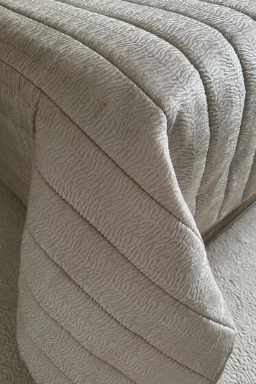 Velmira Jakarlı Kadife Elyaf Dolgulu Yatak Örtüsü 240x240 cm Bej - Çeyiz Diyarı (1)