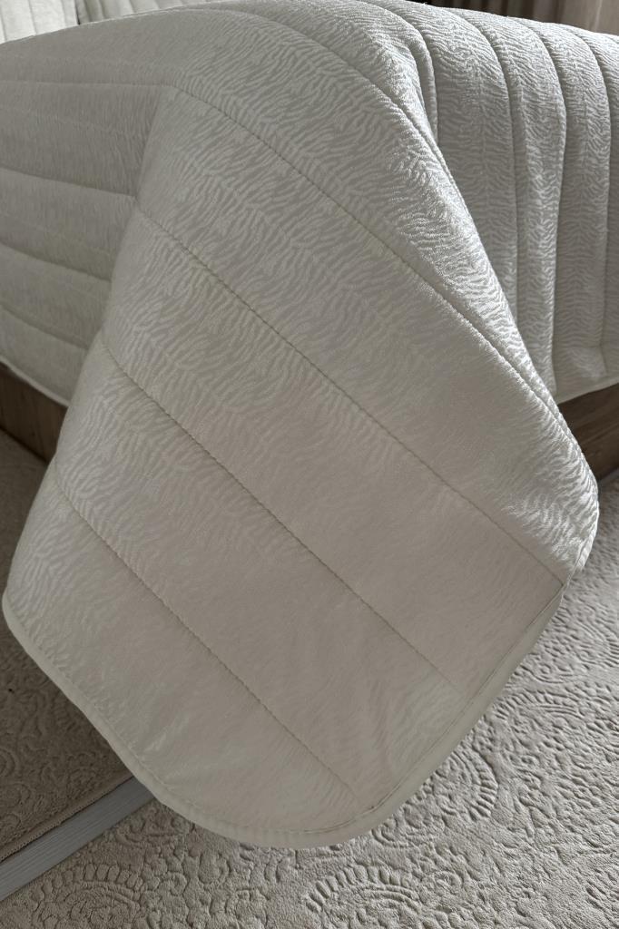 Velmira Jakarlı Kadife Elyaf Dolgulu Yatak Örtüsü 240x240 cm Krem - 2