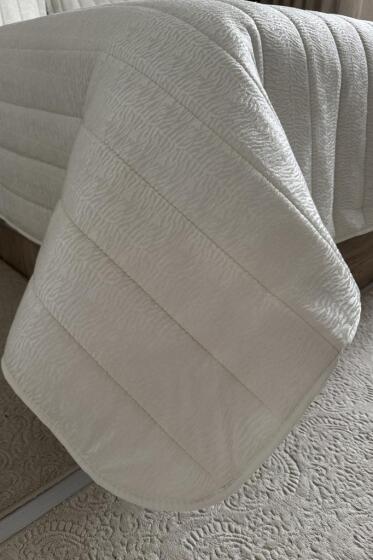 Velmira Jakarlı Kadife Elyaf Dolgulu Yatak Örtüsü 240x240 cm Krem - Çeyiz Diyarı (1)