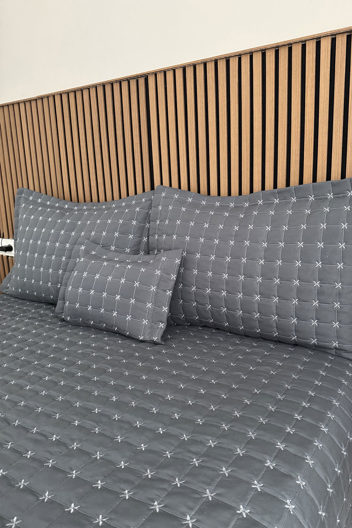 Yıldız Çift Kişilik Kapitoneli Yatak Örtüsü Antrasit - 2